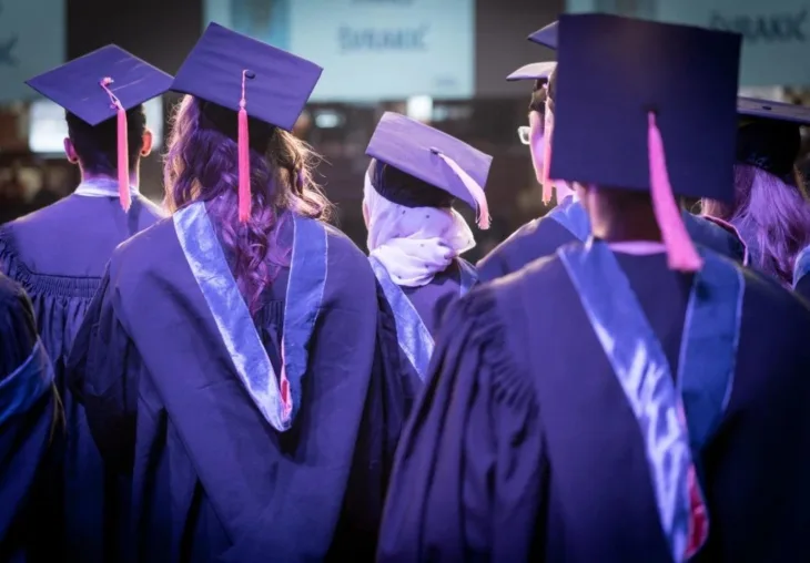 Promocija diploma studenti ilustracija