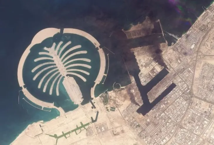 Dubai UAE napad iran 03 Satelitski snimak snimljen u nedjelju prikazuje dva velika pozara u luci Jebel Ali u Dubaiju