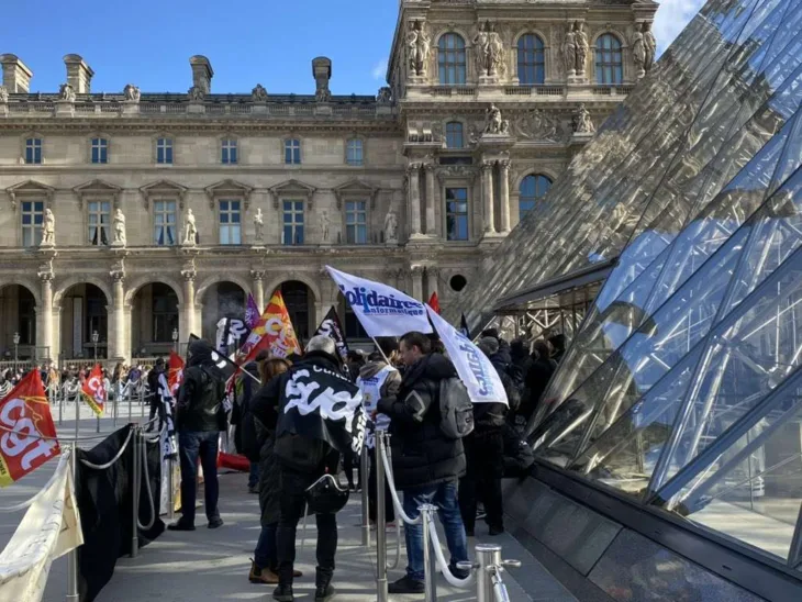Louvre demosntracije blokada
