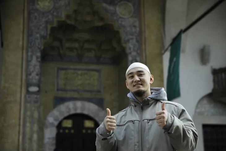AA 20230330 30717168 30717166 MLADI JAPANAC NOAH PRIMIO ISLAM OD OSAKE DO TERAVIJE U BEGOVOJ DZAMIJI U SARAJEVU