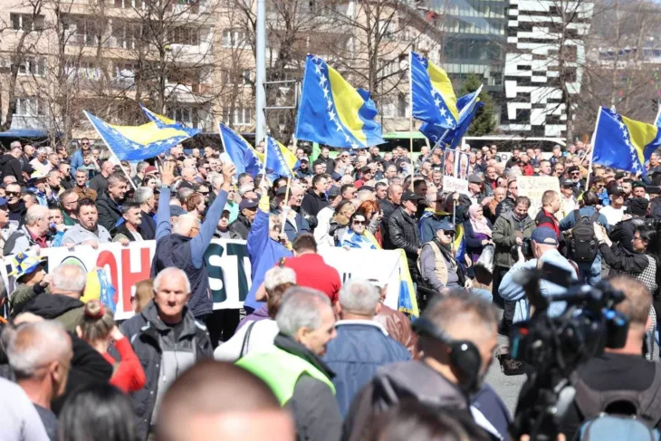Protesti nova naslovna