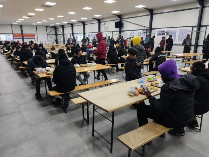 AA 20230406 30784738 30784727 BIH ORGANIZOVAN IFTAR ZA MIGRANTE U PPCU LIPA KOD BIHACA