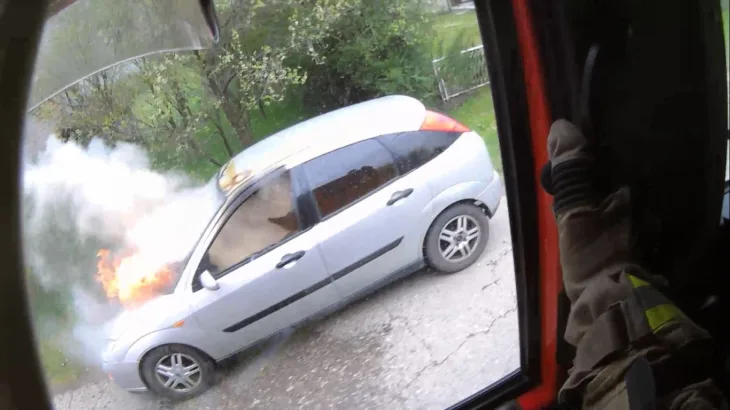 Zapaljen automobil