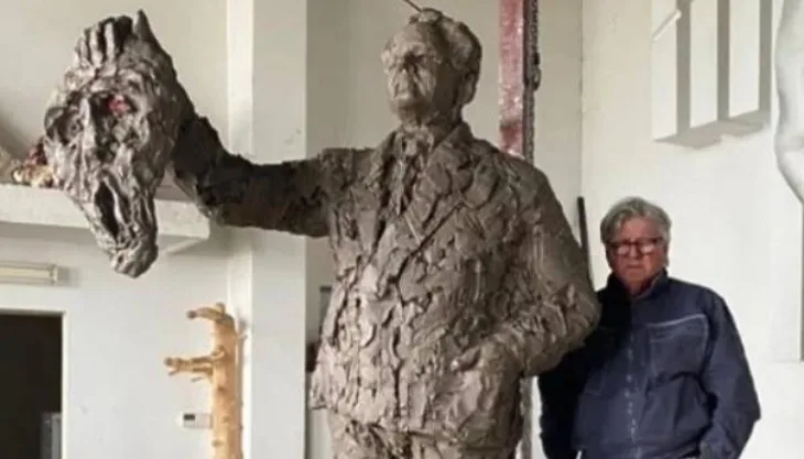 Nocni vukovi dizu kip milosevicu u centru moskve milosevic