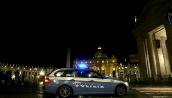 Autom uletio kroz vrata vatikana