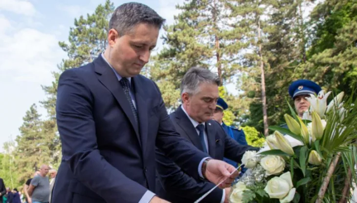 Komsic i becirovic u tuzli odali pocast ubijenim u masakru na kapiji capture 20230525 124116 646f3bf72299e