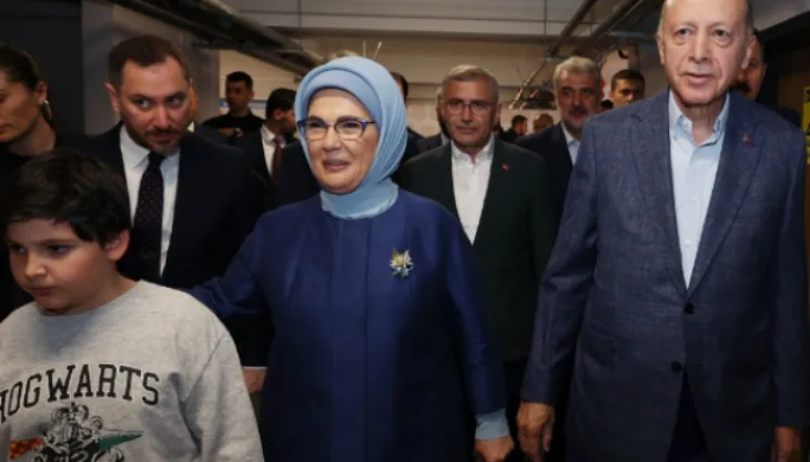 Erdoan u pratnji supruge emine glasao u istanbulu emines 64732590a126a
