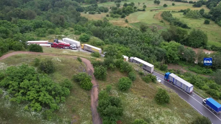 Kolone vozila ceka na kosovu