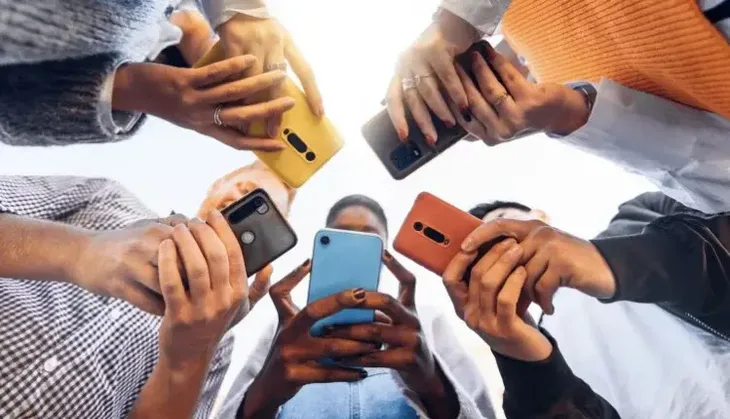 dopisivanje pametni telefon grupa jpg 750x430