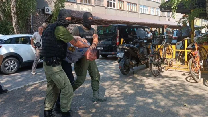 Policija hapsenje zenica fena
