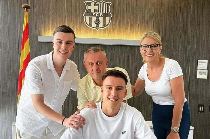 Eman Košpo s porodicom na potpisu ugovora  Instagram