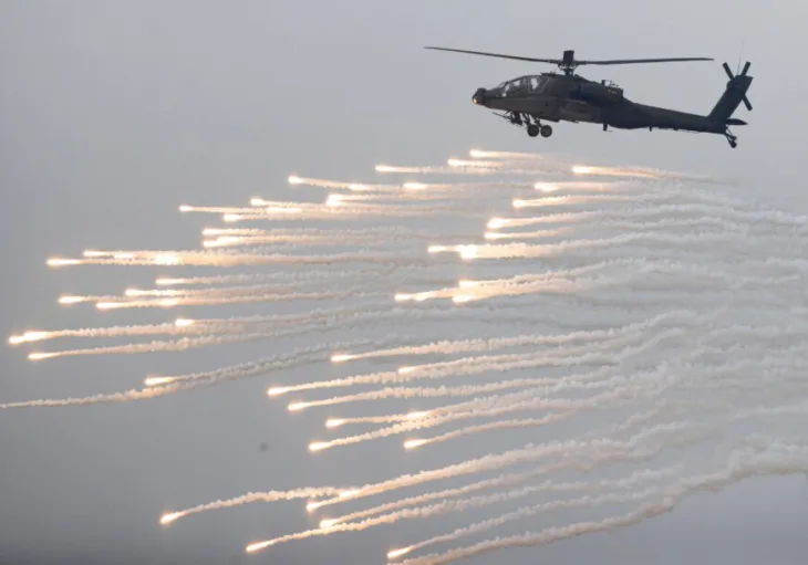 Helikopter Apache 872x610