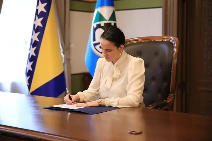 Benjamina Karić fb