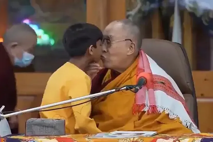 Dalai lama djecak poljubac