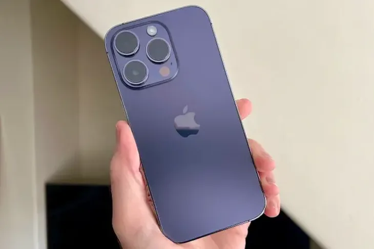 I Phone 14 Pro Back Purple Hand