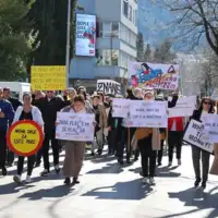 mostar fena Foto prosvjetni radnici u hnk na ulici traze prava protest mostar 65d4af9116e7f