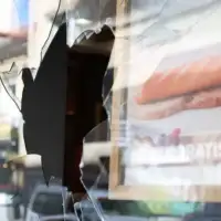 U sarajevu na dvije lokacije osteceni stakleni portali pekare manja manja pekare 02 660529a4a98fd