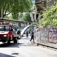 Obrušila se fasada bivše 'Estrade' u centru Sarajeva foto vatrogasci