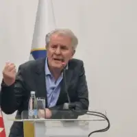 Refik lendo