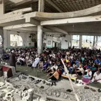 PALESTINCI NA RUSEVINAMA DZAMIJE U GAZI KLANJALI DZUMANAMAZ