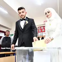 Mladenci glasaju turska