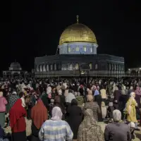 AA 20230324 30672533 30672531 HILJADE MUSLIMANA KLANJALO TERAVIHNAMAZ U DZAMIJI ALAKSA