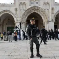 AA 20230409 30803457 30803450 KRAJNJE DESNICARSKI JEVREJSKI DOSELJENICI UPALI SU U DZAMIJU ALAKSA