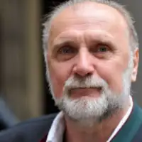 Preminuo dzevad karahasan