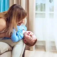 Mama skaklja dijete