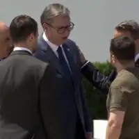 Cvrsto rukovanje vucica i zelenskog na samitu u kisinjevu capture 20230601 124359 6478769ef0984