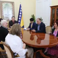 Becirevic sa majkam srebrenice