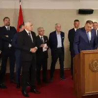 Dodik i trojka