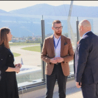 Ministar Mijatović tokom posjete aerodromu. Vlada KS