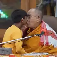 Dalai lama djecak poljubac