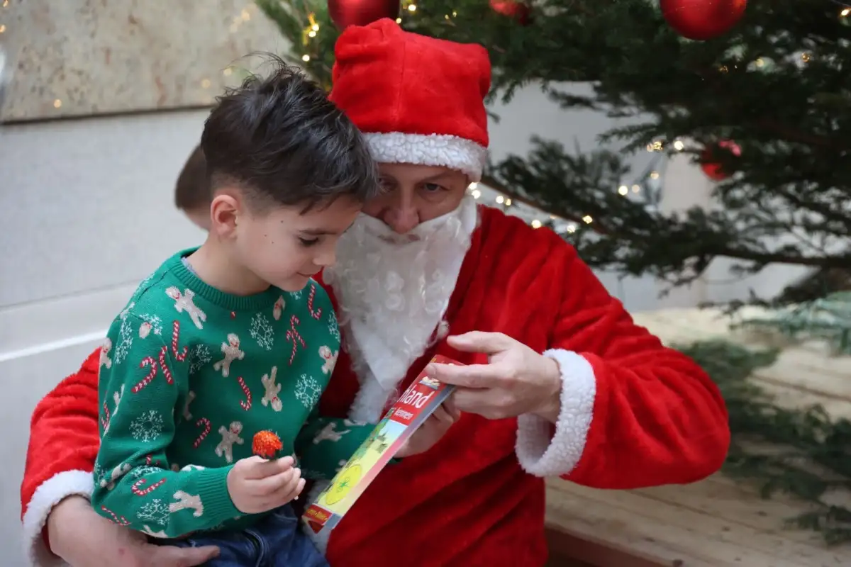 humanitarni Božićni bazar /Fena