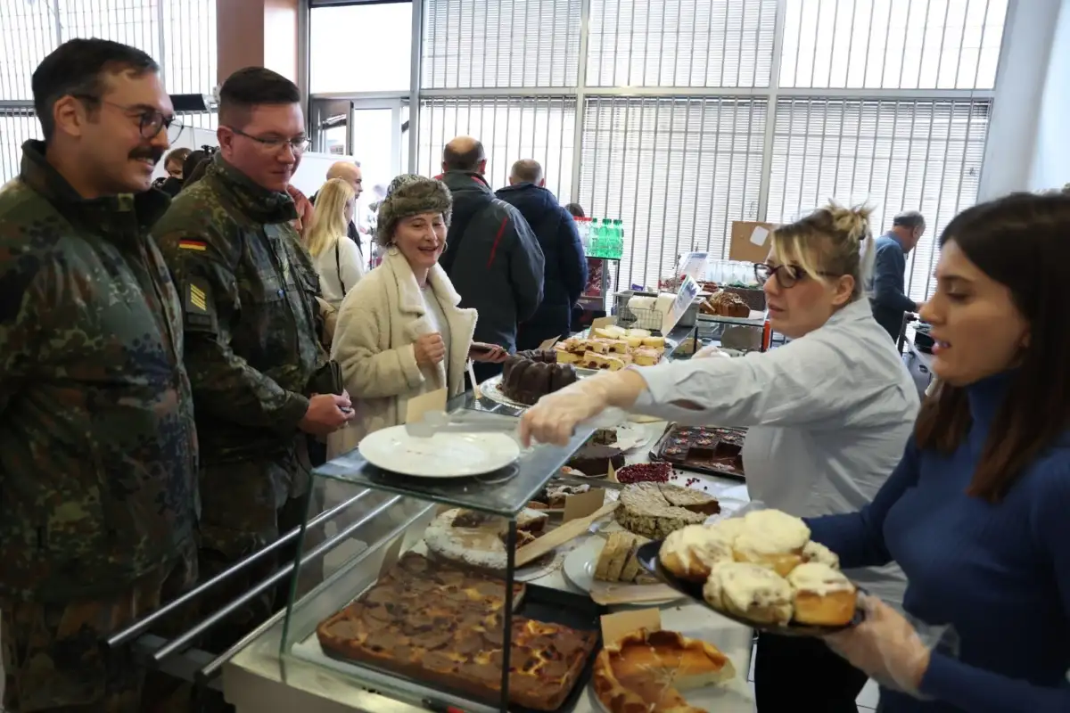 humanitarni Božićni bazar/ fena
