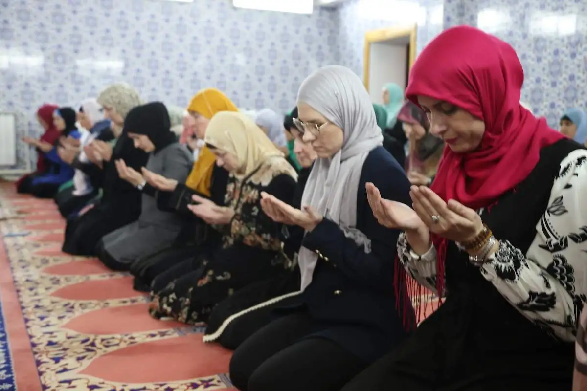 Kasarna rajlovac odrzan iftar za zene  fena
