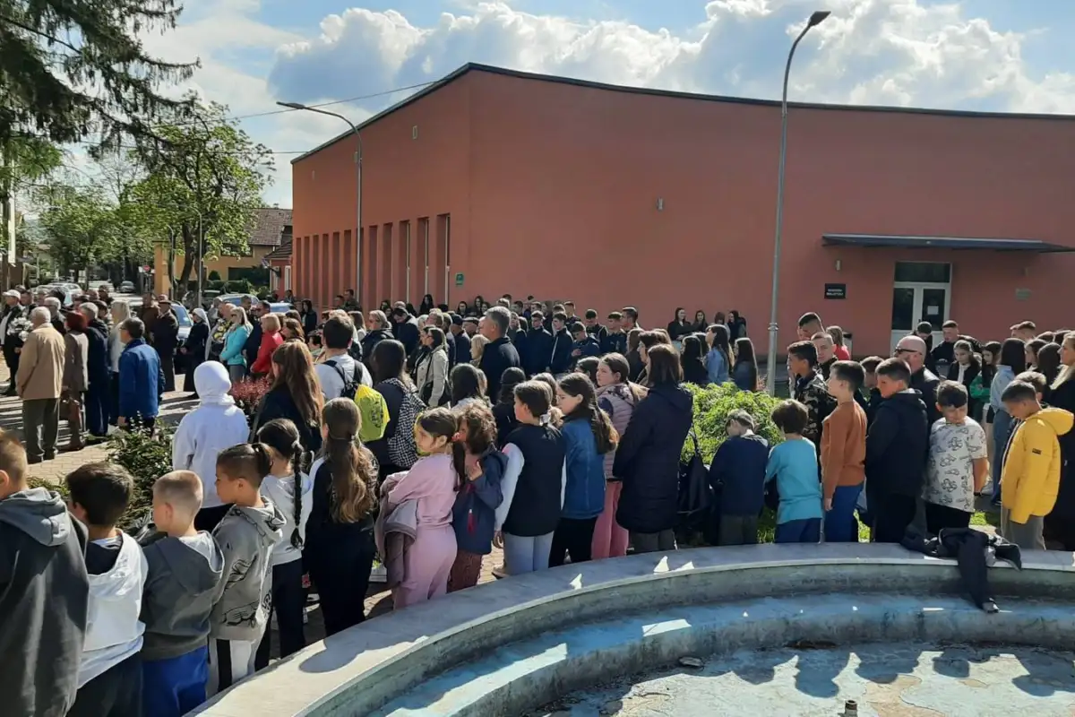 Sanski most Polaganje cvijeća  pred spomenik ubijenim  građanima Sanskog Mosta