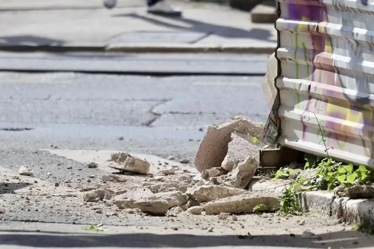 Obrušila se fasada bivše 'Estrade' u centru Sarajeva foto vatrogasci