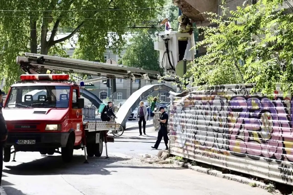 Obrušila se fasada bivše 'Estrade' u centru Sarajeva foto vatrogasci