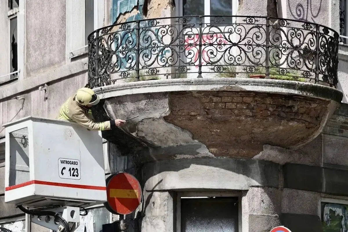 Obrušila se fasada bivše 'Estrade' u centru Sarajeva foto vatrogasci