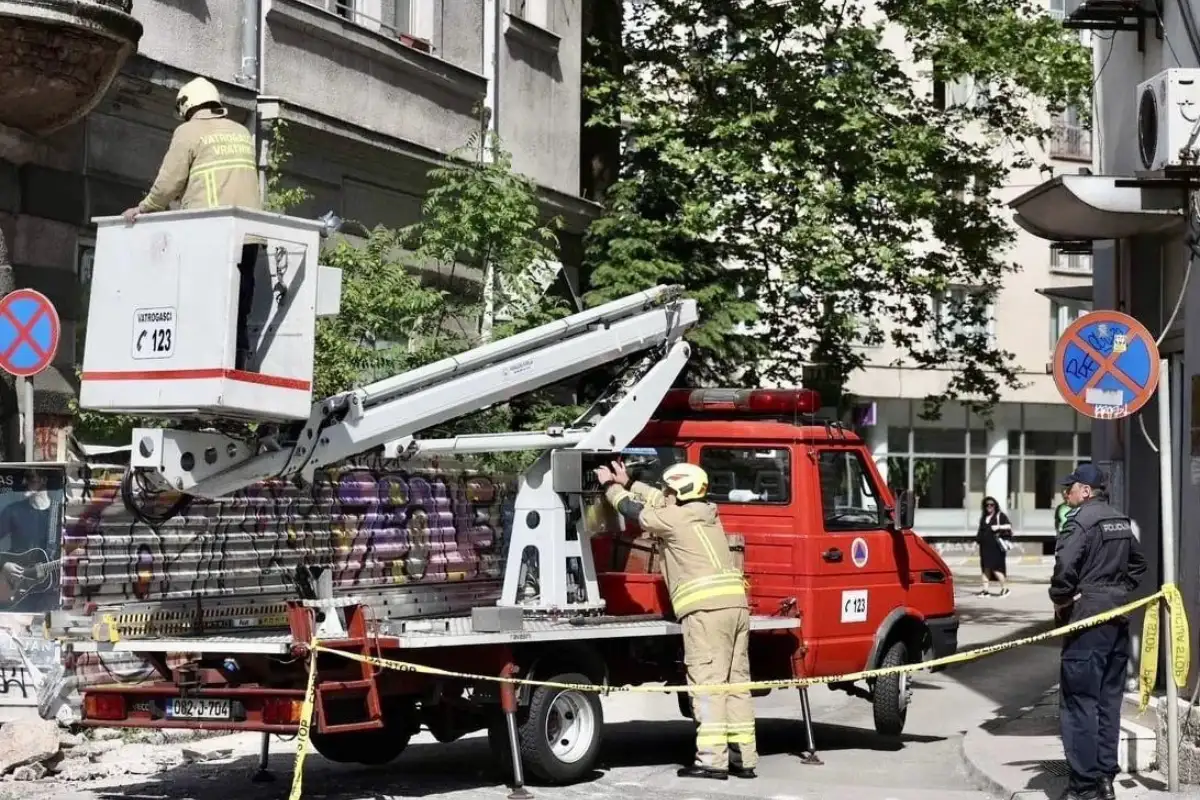 Obrušila se fasada bivše 'Estrade' u centru Sarajeva foto vatrogasci