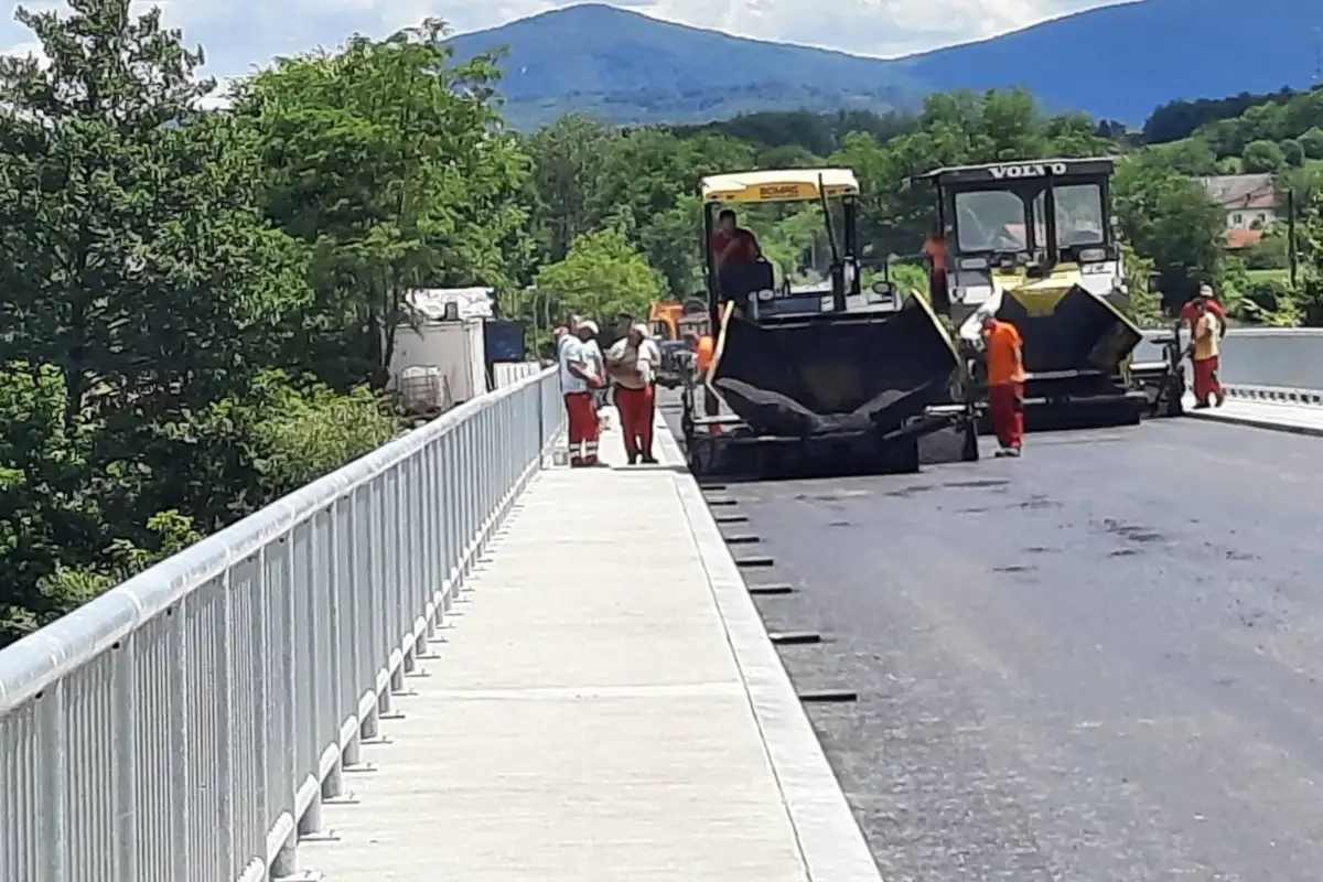 IMG 4d632bac710e2551effdb20e1b3448a2 V