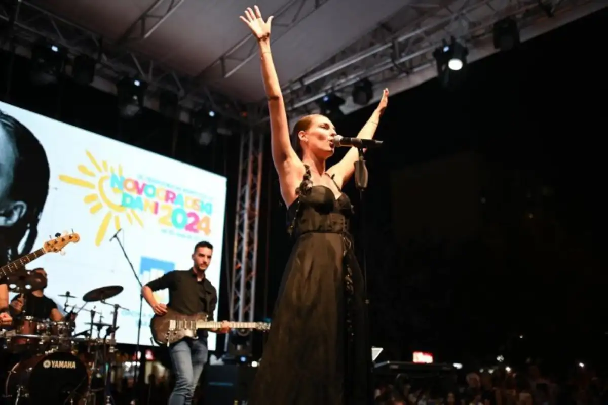 Dzejla ramovic raspjevala sarajlije na dobrinji i odrzala koncert za pamcenje gfhgjghhk 6675105b15038