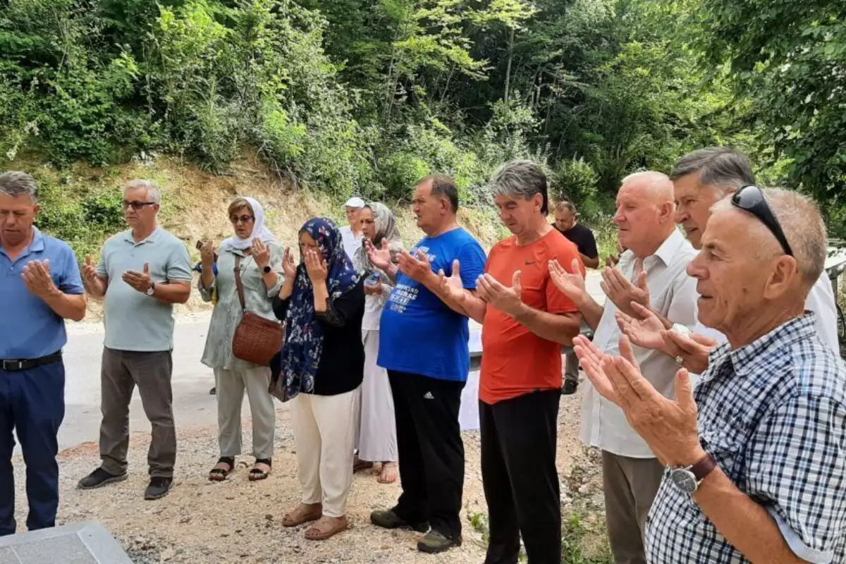 Sanski most Spomen ploča na Krivoj cesti h