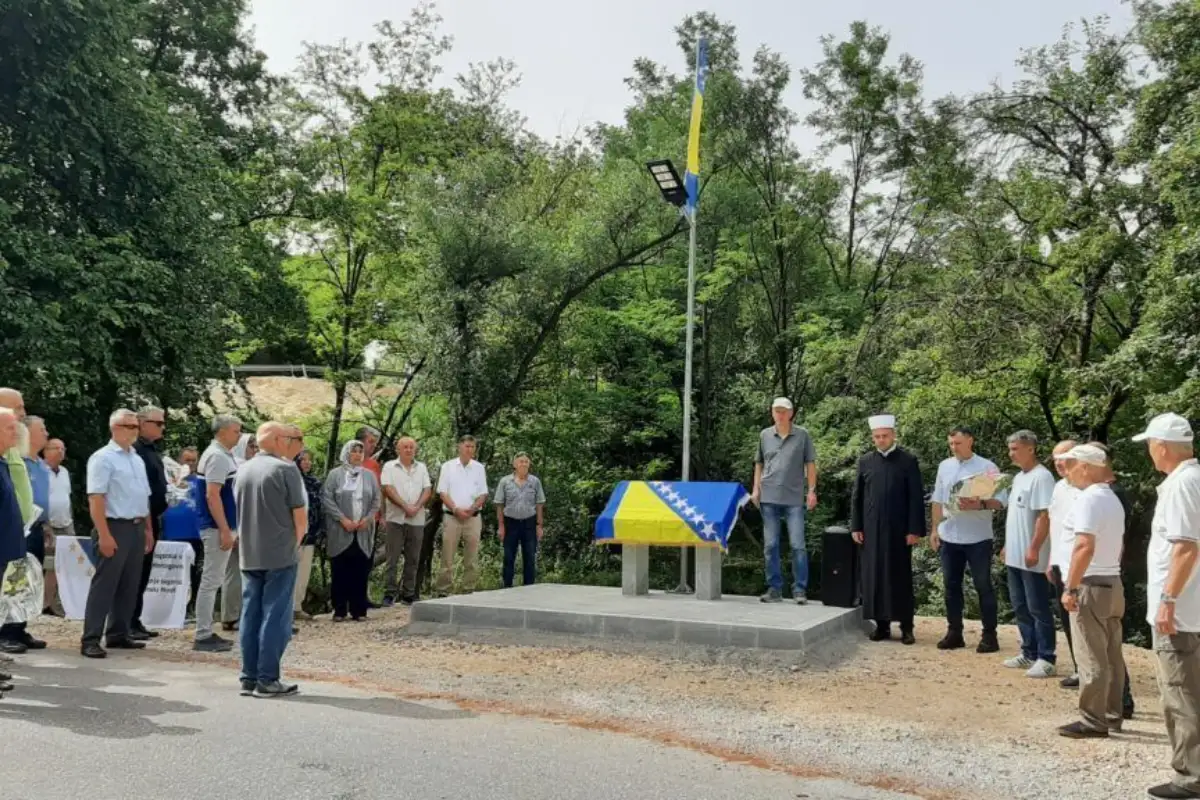 Sanski most Spomen ploča na Krivoj cesti  V