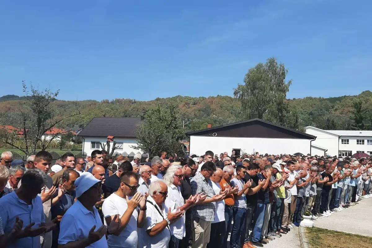 Sanski Most DŽENAZA UBIJENOM DIREKTORU Nijaz Halilović