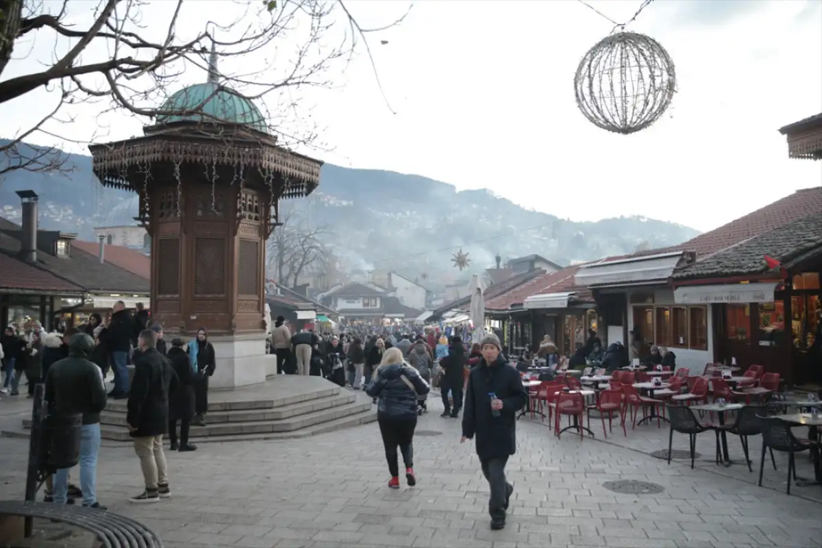 Turisti Bascarsia ulice Sarajevo 01 2026 2 AA