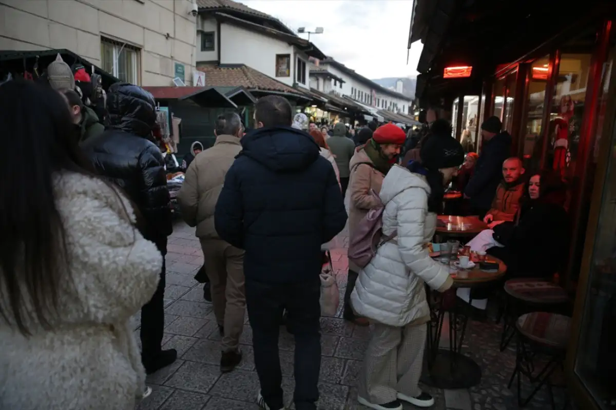 Turisti Bascarsia ulice Sarajevo 01 2026 AA