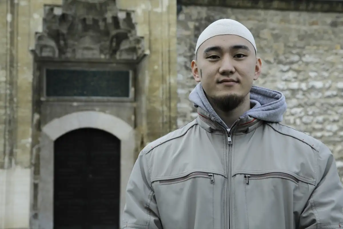 AA 20230330 30717168 30717165 MLADI JAPANAC NOAH PRIMIO ISLAM OD OSAKE DO TERAVIJE U BEGOVOJ DZAMIJI U SARAJEVU
